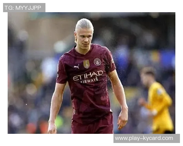 马刺队哈珀脚踝受伤佩戴保护靴拄拐杖离开球馆希望早日康复